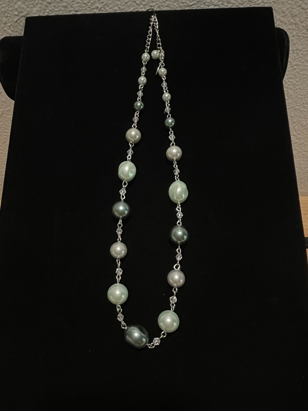 ❤️🔥3/$27❤️🔥Lia Sophia Beaded /Pearl Necklace - Shades of Green